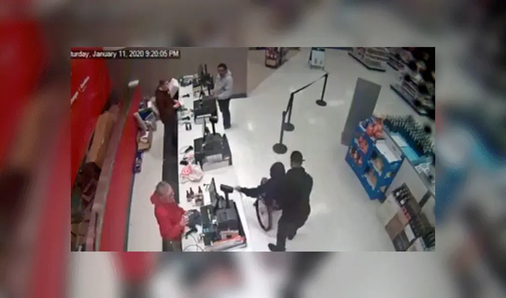 Persona con discapacidad es arrojada de su silla de ruedas en supermercado [VIDEO]