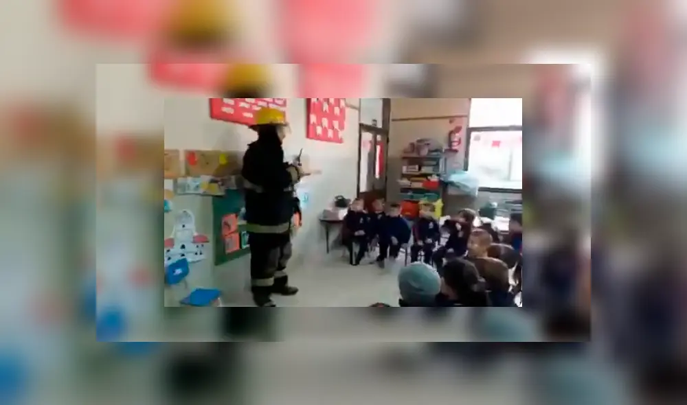 Bombero estaba dando una charla de su trabajo en un jardín de niños y los niños empezaron a reclamarle por haberles cortado la luz