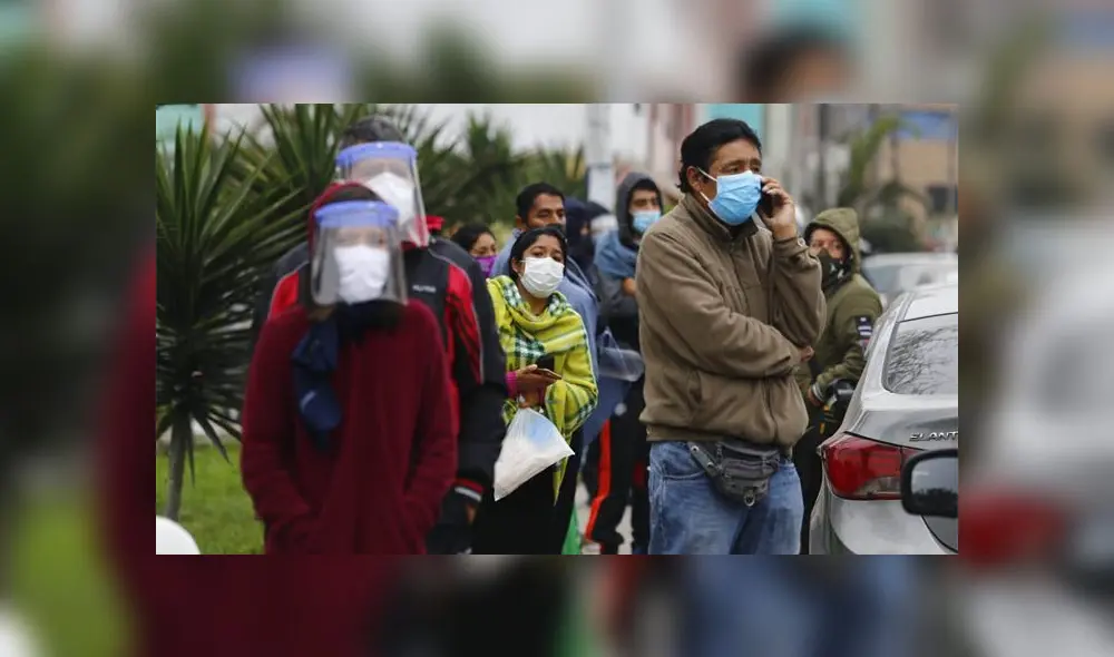 Personas esperan a los exteriores del Centro Materno Infantil del Rímac. Créditos: Flavio Matos / La República.