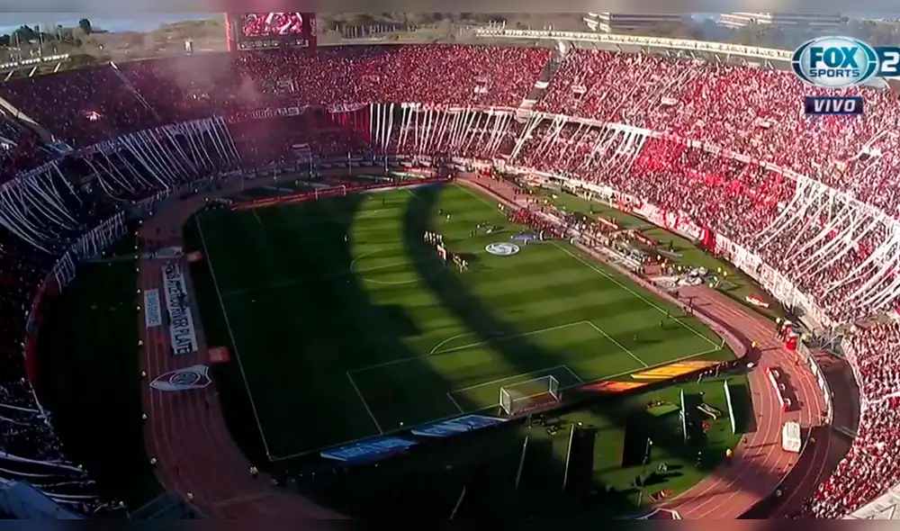 ¡Ardió el Estadio Monumental! Así fue el recibimiento de River y Boca en el clásico argentino [VIDEO]