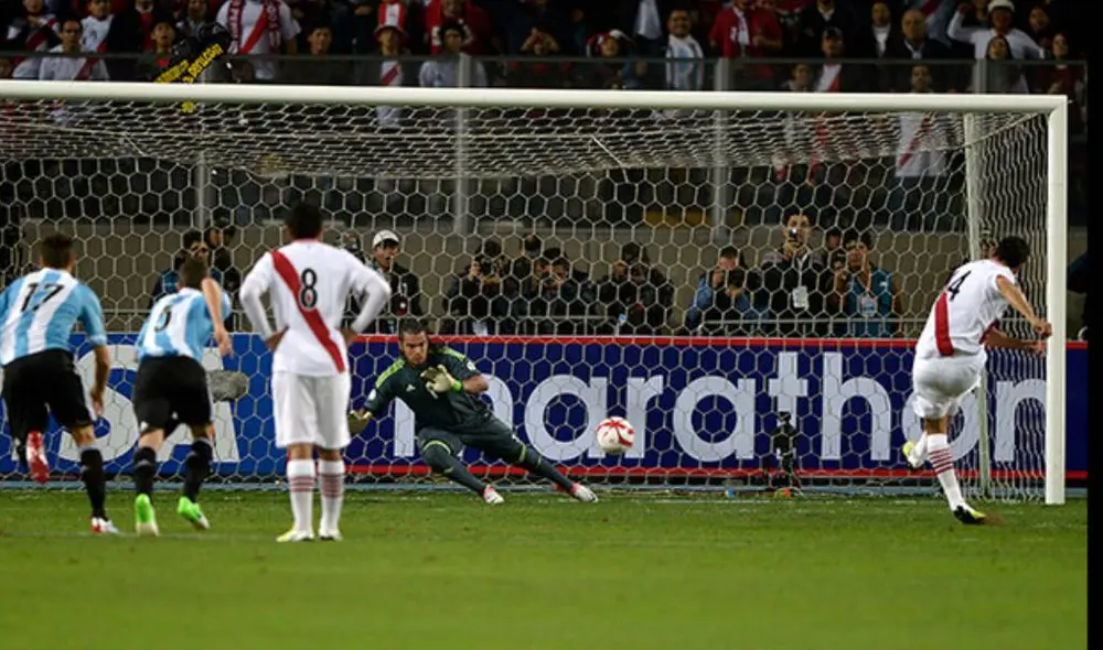 Claudio Pizarro falló el penal ante Argentina a los 2 minutos de empezado el partido. Claudio Pizarro falló el penal ante Argentina a los 2 minutos de empezado el partido.