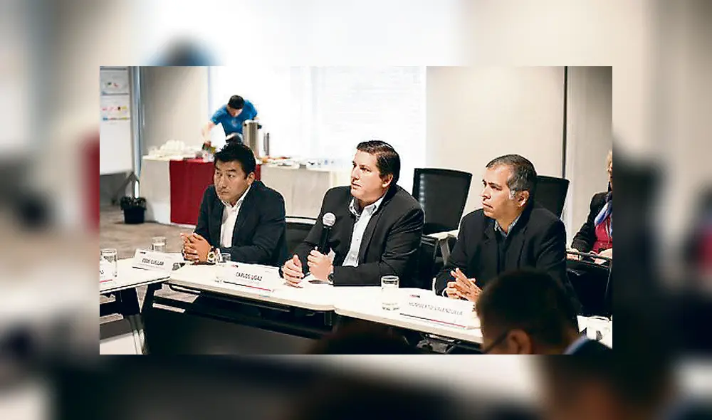 Diálogo. Técnicos del proyecto junto con el alcalde de Ate.