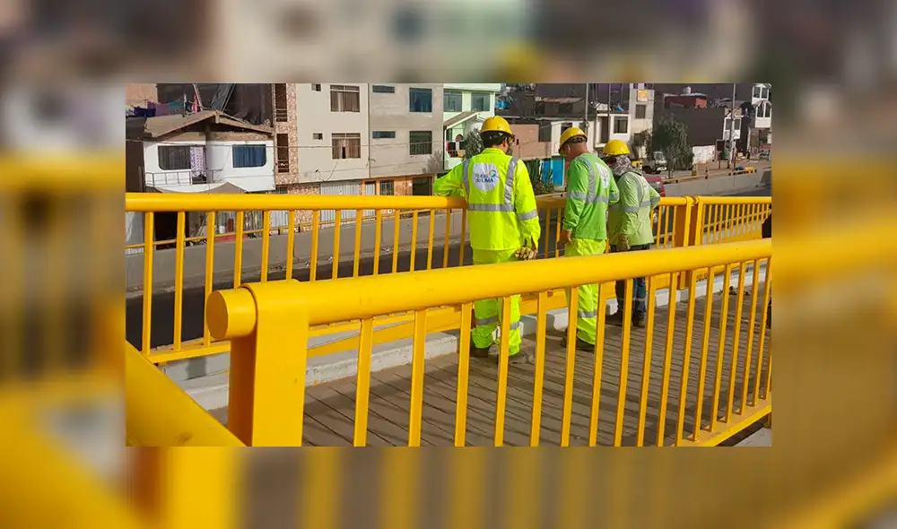 Pareja de enamorados cae de puente peatonal tras apoyarse en baranda [VIDEO]