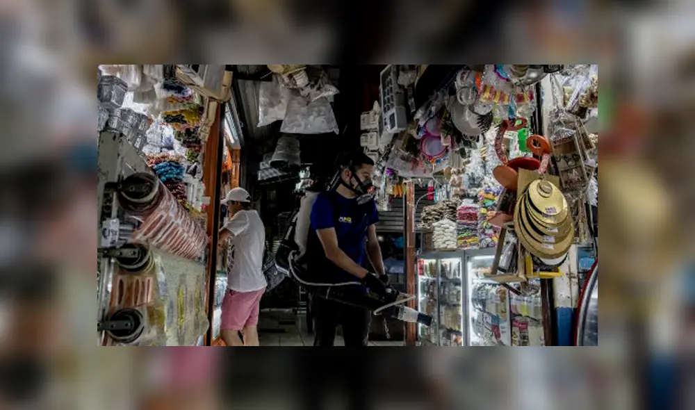 Un trabajador desinfecta el Mercado Central de San José de Costa Rica. Foto: AFP.