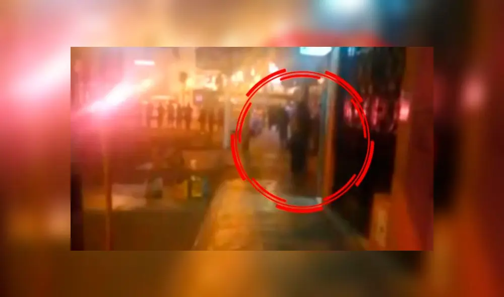 Mujer dedicada a la prostitución fue captada por transeúnte en la puerta de un hostal. (Foto: Captura de video / Latina Noticias)