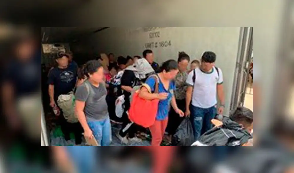 Migrantes que viajaban dentro de un camión aseguraron que no habían tomado agua ni alimento en días. Foto: Policía Federal de México. Migrantes que viajaban dentro de un camión aseguraron que no habían tomado agua ni alimento en días. Foto: Policía Federal de México.