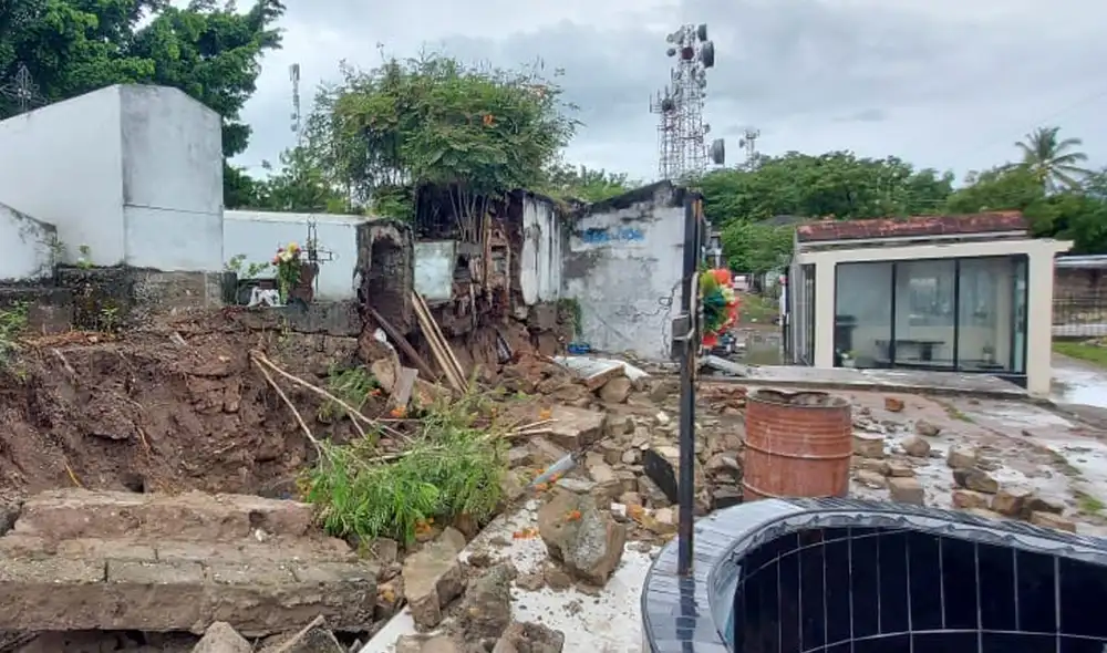 Cementerio y malecón no aguantaron las horas de intensas lluvias en Bagua. Foto: Jacob Rivera