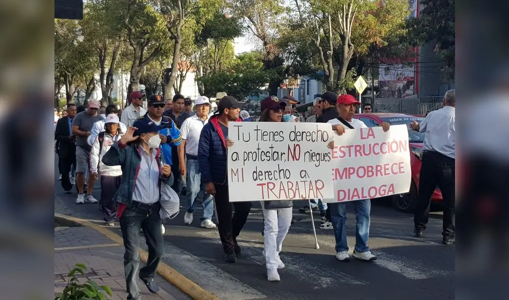 A la convocatoria del colectivo Frente Demócrata concurrieron cerca de 100 personas. Foto: Wilder Pari/URPI-LR A la convocatoria del colectivo Frente Demócrata concurrieron cerca de 100 personas. Foto: Wilder Pari/URPI-LR