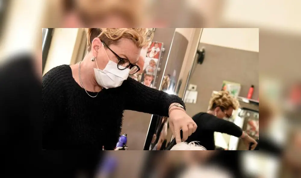 Para la reapertura de peluquerías, los profesionales tendrán que usar mascarillas y guantes. (Foto: EP)