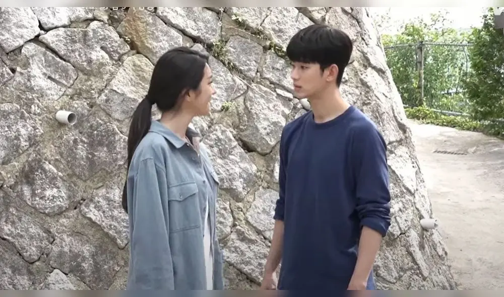 Desliza para ver más fotos de Kim Soo Hyun y Seo Ye Ji del dorama It's okay to not be okay. Créditos: tvN