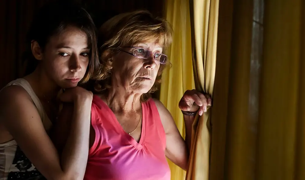 María y su hija fueron hostigadas tanto por vecinos como por familiares del violador, quienes le decían cosas como “ahí viene la madre de la violada”. Foto: EFE