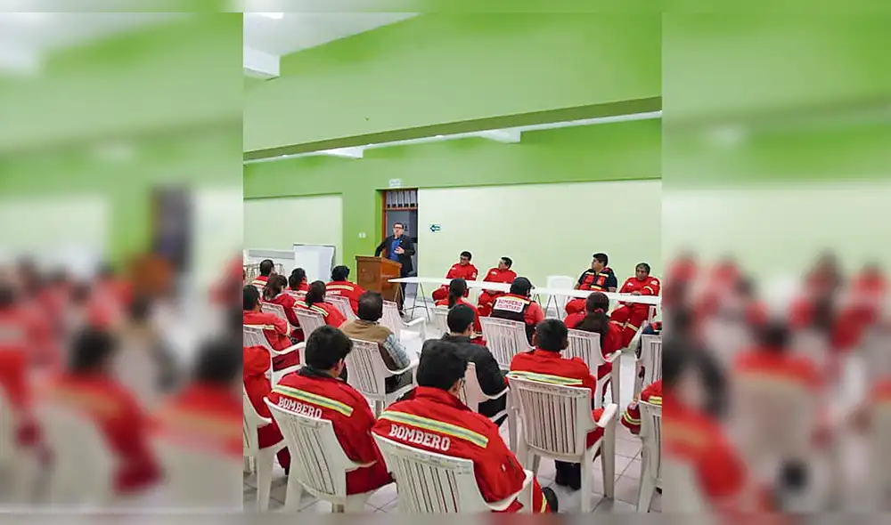 Domínguez junto a bomberos. Domínguez junto a bomberos.
