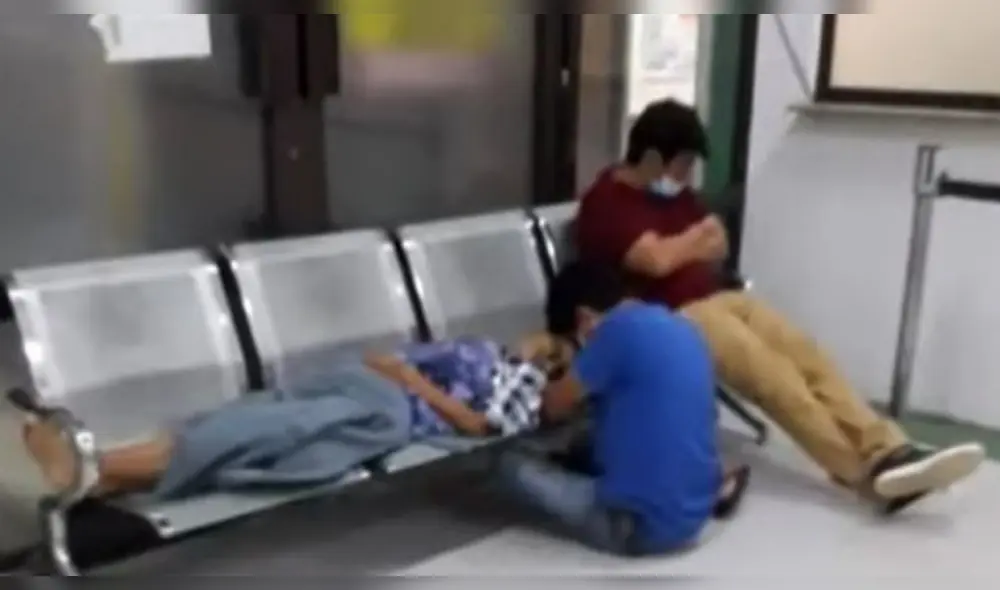 La mujer que tenía complicaciones pulmonares falleció recostada en el banco de la sala de espera, al lado de sus hijos. (Foto: Captura de video) La mujer que tenía complicaciones pulmonares falleció recostada en el banco de la sala de espera, al lado de sus hijos. (Foto: Captura de video)