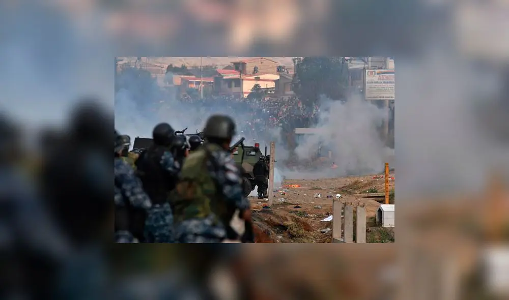 Militares y policías bolivianos se enfrentaron el viernes a cientos de manifestantes en Cochabamba. Foto: EFE Militares y policías bolivianos se enfrentaron el viernes a cientos de manifestantes en Cochabamba. Foto: EFE