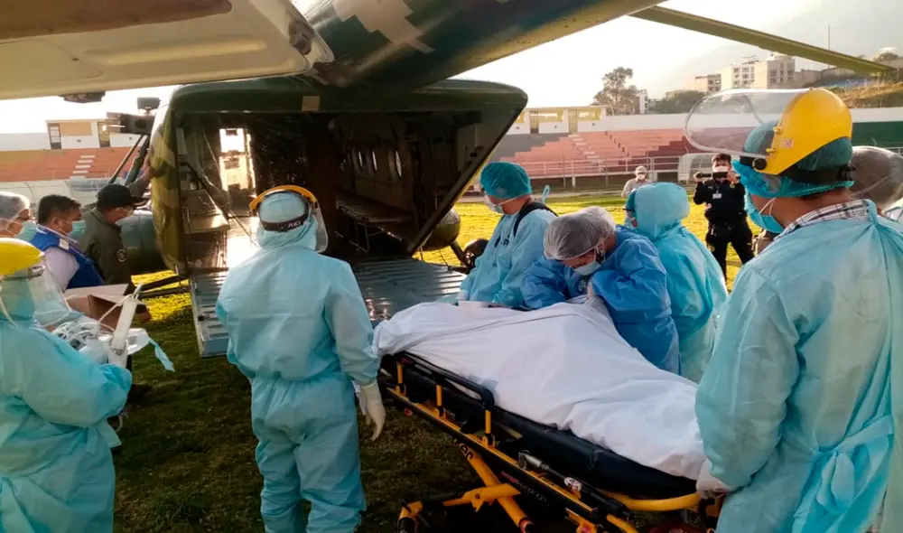 Un equipo de médicos vigiló a adulto mayor durante el viaje aéreo. Foto: EsSalud.