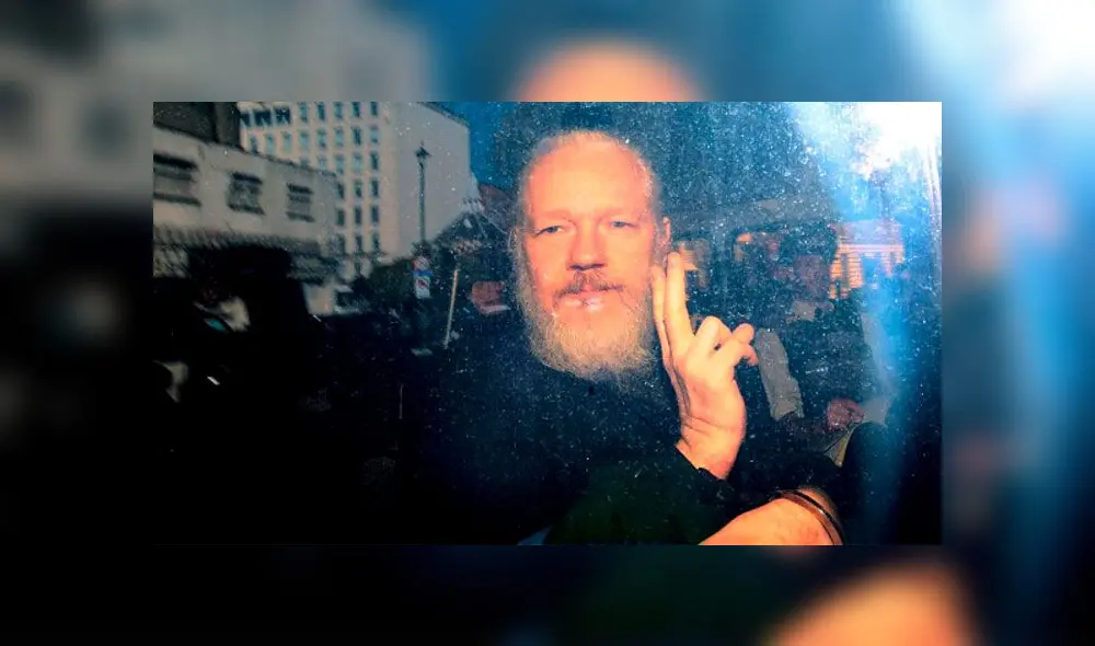 Julian Assange detenido en Londres. Foto: Getty.