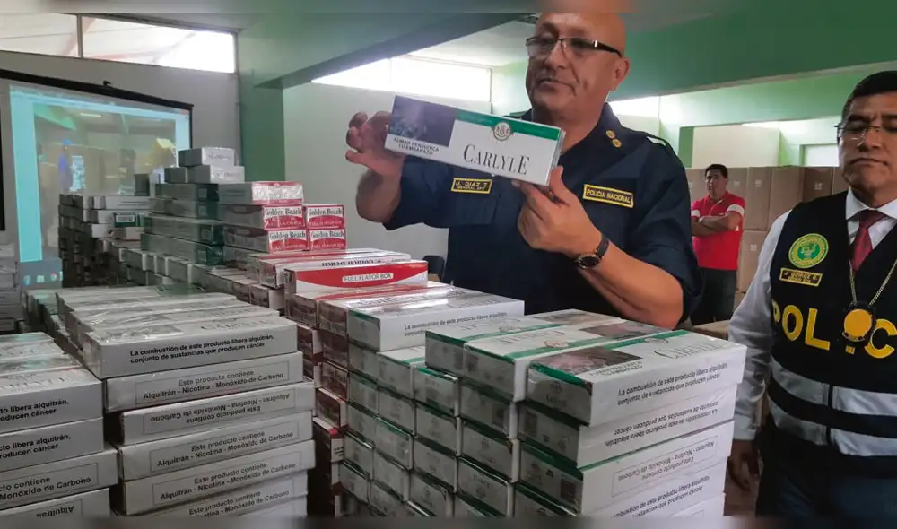 Atrapados. El general Julio Díaz muestra la mercadería incautada que iba a ser enviada al Ecuador. Atrapados. El general Julio Díaz muestra la mercadería incautada que iba a ser enviada al Ecuador.