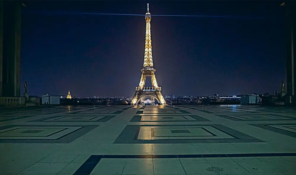 Sin turismo. Los monumentos más
famosos, como la torre Eiffel o el Arco
de Triunfo, acaban por fin huérfano de
visitantes, incluso de los que pasan de
noche para contemplarlos iluminados y
sin sufrir a las multitudes. Foto: EFE Sin turismo. Los monumentos más
famosos, como la torre Eiffel o el Arco
de Triunfo, acaban por fin huérfano de
visitantes, incluso de los que pasan de
noche para contemplarlos iluminados y
sin sufrir a las multitudes. Foto: EFE