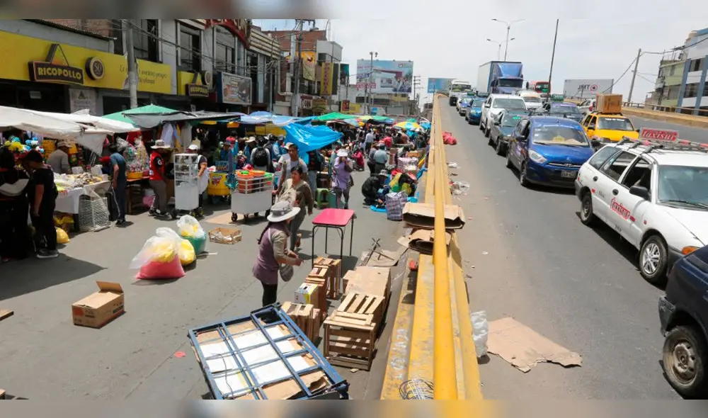 Desorden y deficiente control municipal frente al comercio ambulatorio en Arequipa. Desorden y deficiente control municipal frente al comercio ambulatorio en Arequipa.