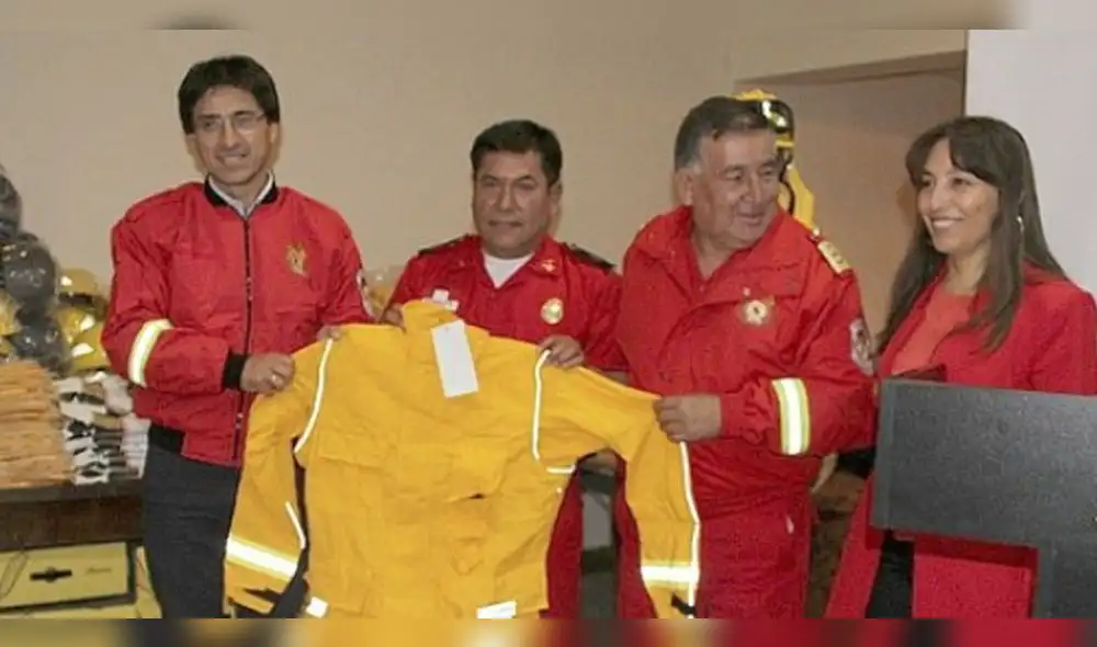 Entregan equipos a bomberos que combaten incendios forestales en Cusco. Entregan equipos a bomberos que combaten incendios forestales en Cusco.