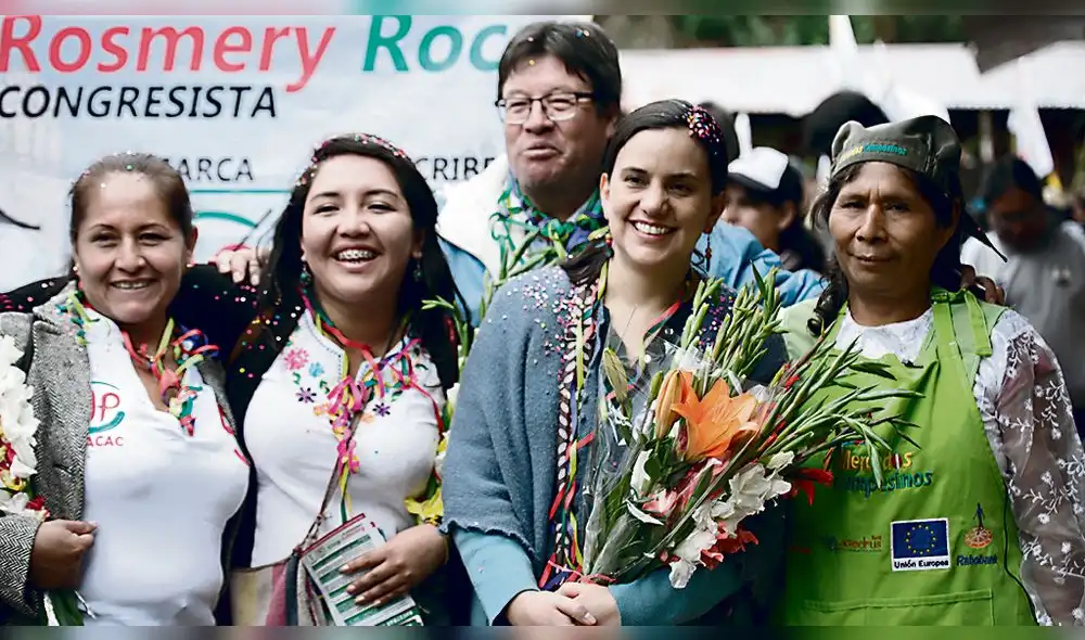 'VERO' EN CAMPAÑA. Mendoza hizo ayer un recorrido por mercados del Cusco para apoyar a sus candidatos.