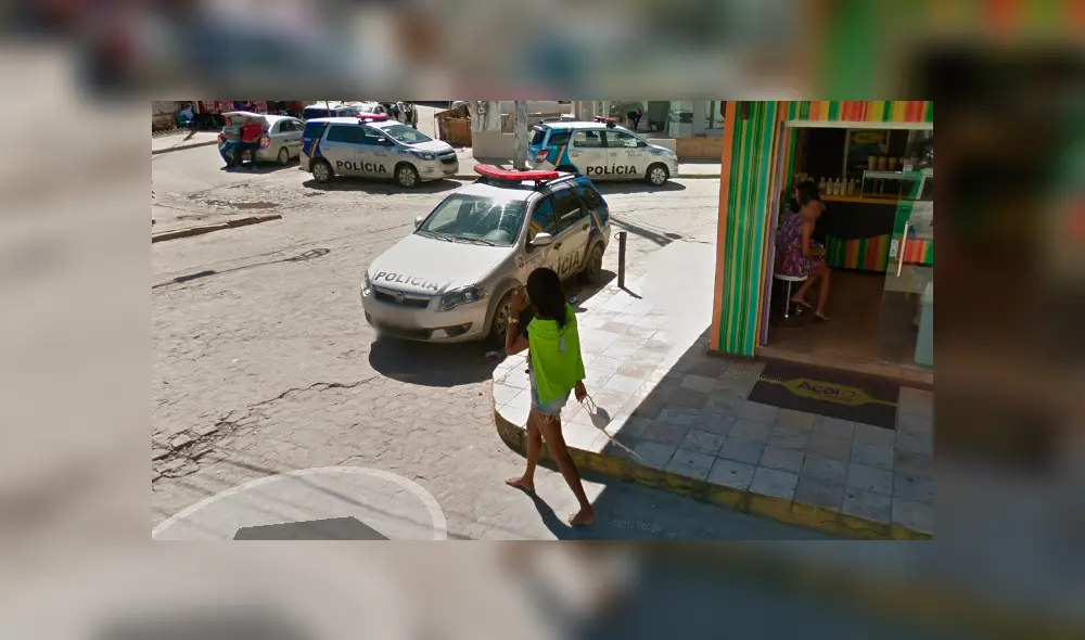 Google Maps capta a mujer caminando con 'brasier' en mano, frente a la policía [FOTOS]