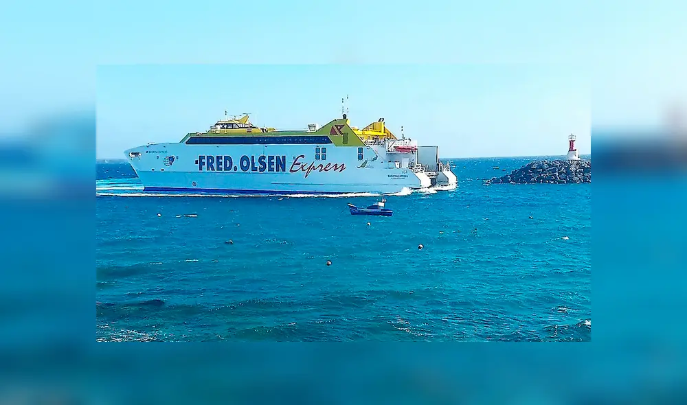 La embarcación de la compañía Fred Olsen sufrió un accidente dejando tres personas heridas.