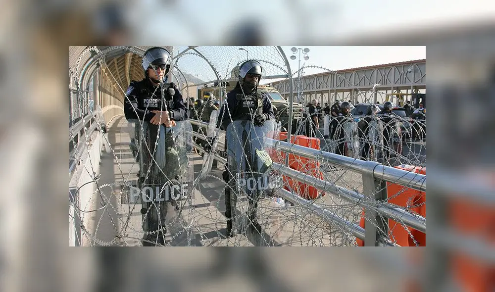 Policía de EE. UU. en el puente Santa Fe. Foto: AFP.