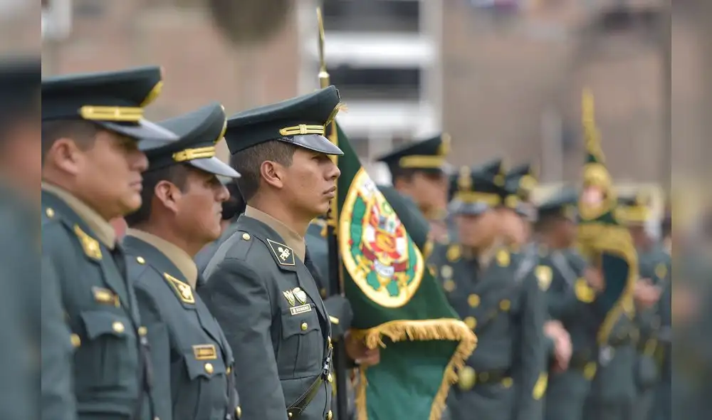 POLICIA NACIONAL   GRUPO    FILA   POLICIAS   2016  / IMAGEN QUE  ILUSTRA  PASE AL RETIRO DE 790  AGENTES  