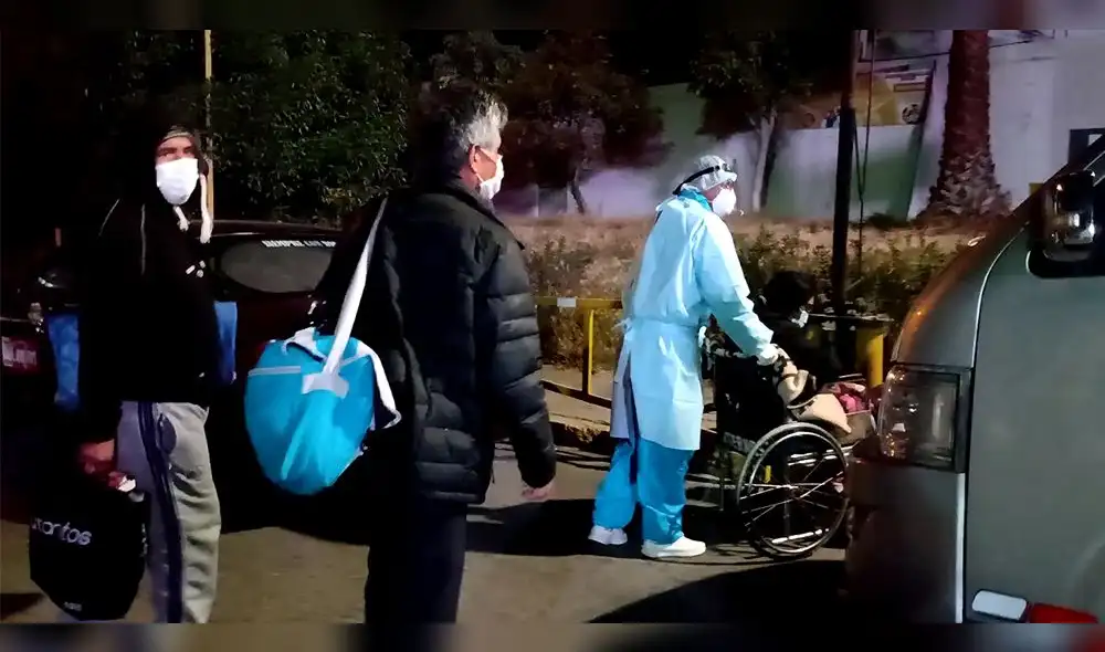 Arequipa: Trasladan a pacientes COVID-19 que están a la intemperie a otros establecimientos Arequipa: Trasladan a pacientes COVID-19 que están a la intemperie a otros establecimientos
