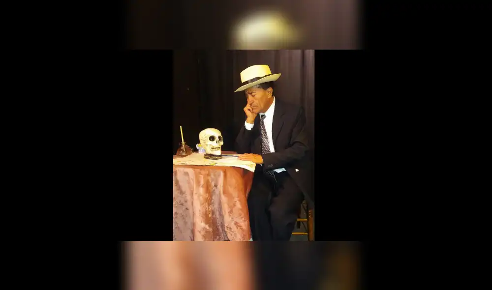 Piedra negra sobre una piedra blanca