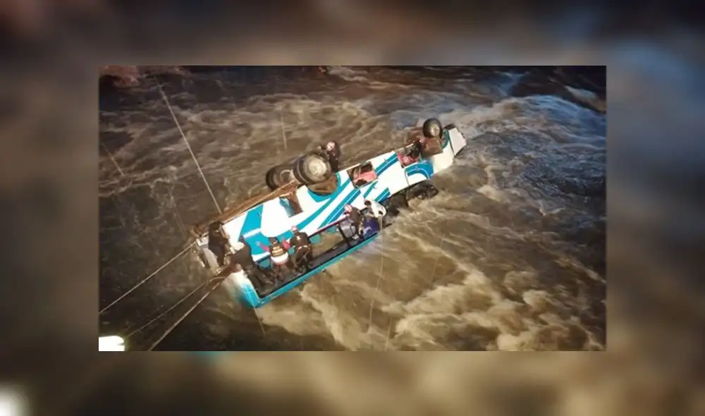 En el bus viajaban más de 45 pasajeros. En el bus viajaban más de 45 pasajeros.