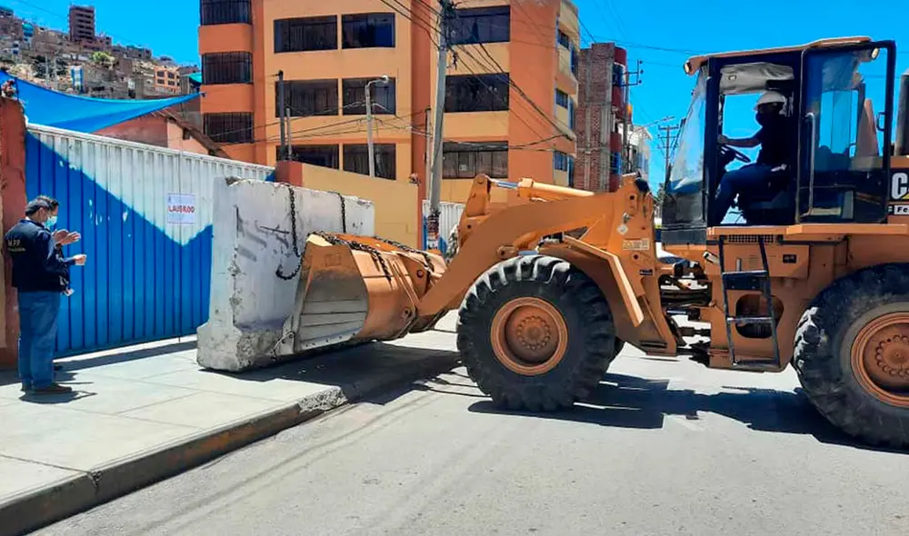 Puertas de terminales fueron tapeadas con bloques de cemento. Foto: Municipalidad de Puno.