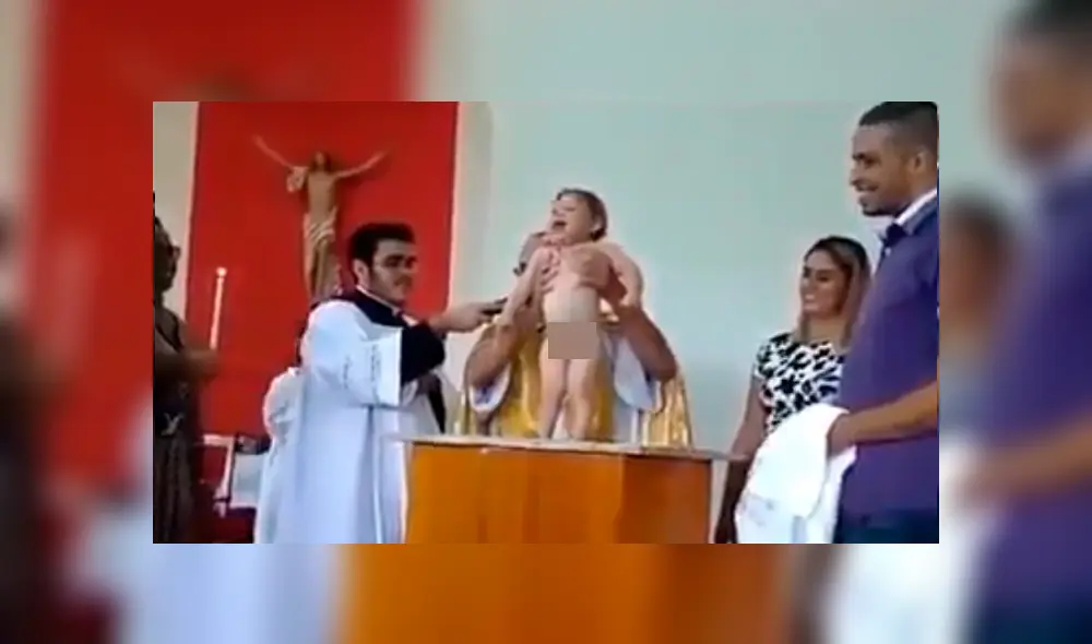 Facebook viral: sacerdote sumerge en agua bendita a bebé y este tiene inesperada reacción
