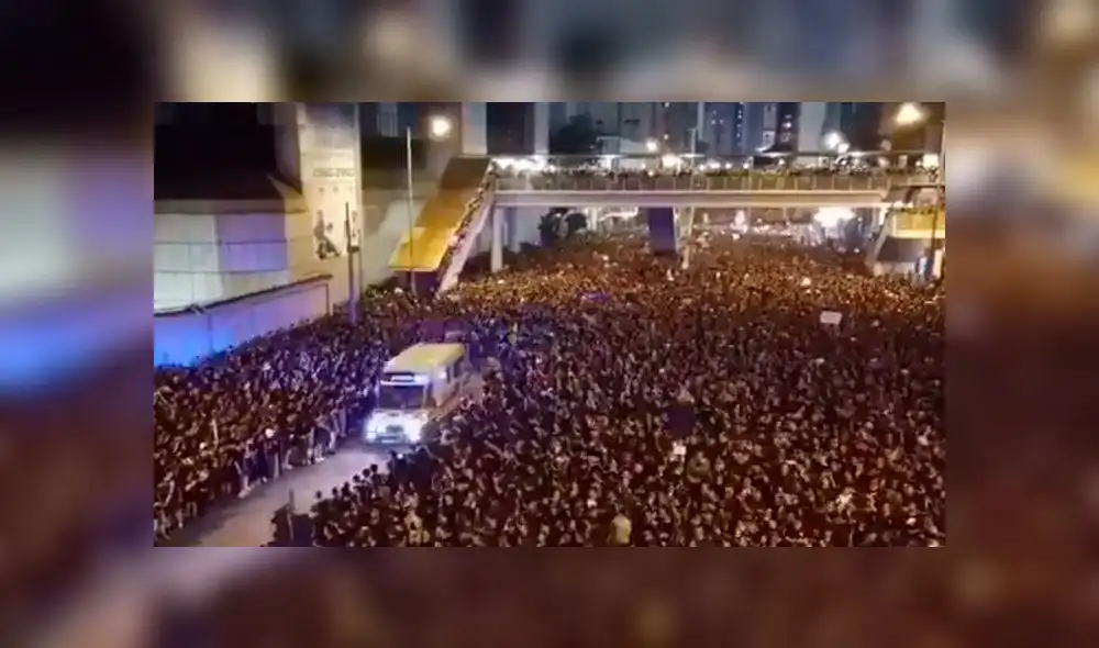 Hong Kong: miles de manifestantes dejan pasar en segundos una ambulancia y limpian las calles  [VIDEO]