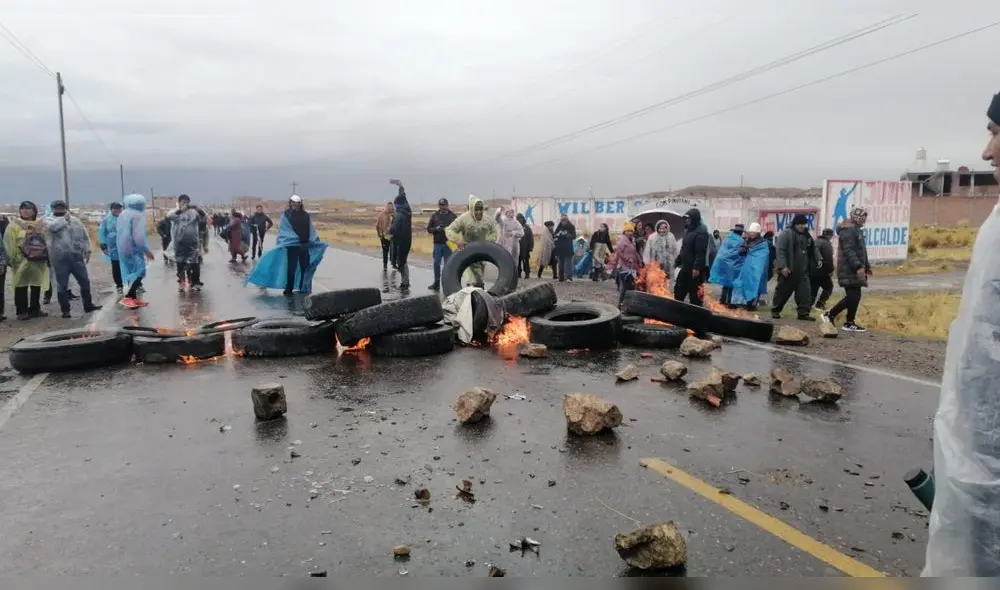Puno. pobladores aymaras colocaron piedras en el ingreso a la ciudad de Ilave. Foto Kléber Sánchez - URPI - LR Puno. pobladores aymaras colocaron piedras en el ingreso a la ciudad de Ilave. Foto Kléber Sánchez - URPI - LR