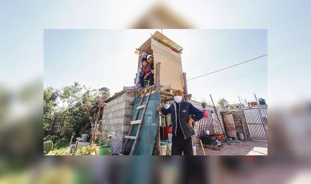 Isidro decidió construir esta casita pues a nivel del piso, la señal de internet era deficiente. Foto: Oswald Charca