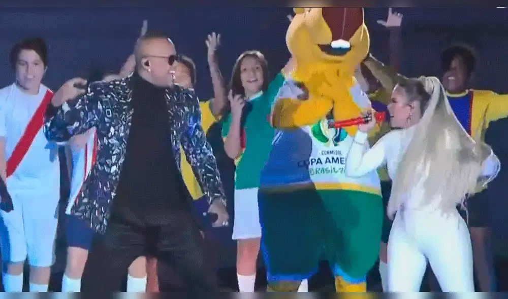 Critican a Karol G por errar hasta en el playback durante show de la Copa América