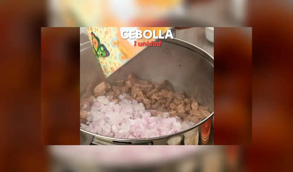 Corta la celbolla en cuadrados y agrégala a la mezcla. Corta la celbolla en cuadrados y agrégala a la mezcla.