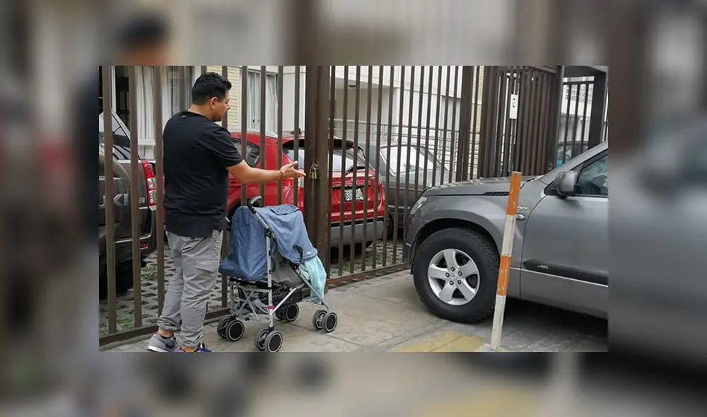 Mal estacionado. Vehículo impide pase peatonal. Créditos: Facebook. Mal estacionado. Vehículo impide pase peatonal. Créditos: Facebook.