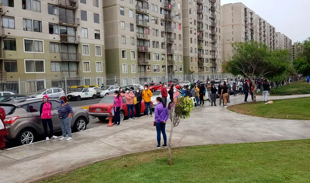 Cientos de personas llegaron desde horas de la mañana para ser parte del primer día de jornada de vacunación. Foto: La República