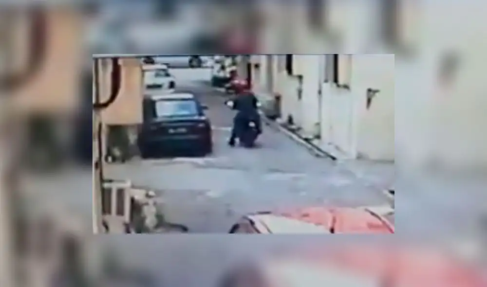 Facebook: ladrones en moto intentaron asaltar auto, pero se llevaron tremenda paliza