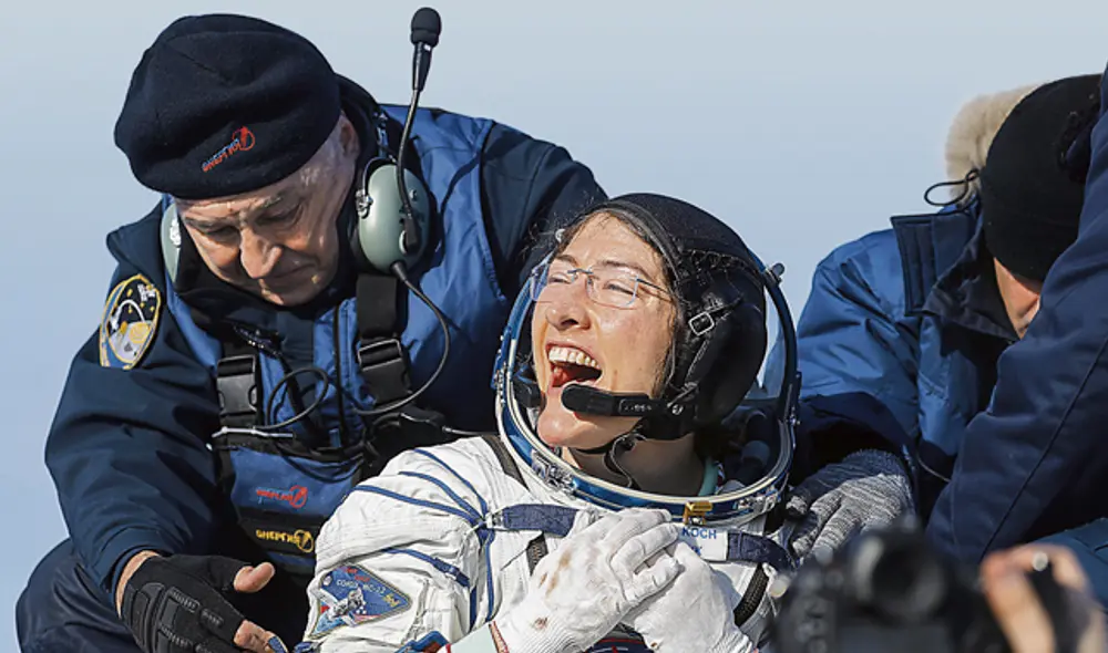 Misión cumplida. La astronauta Christina Koch tras aterrizar en la región remota de Karaganda en Kazajstán.