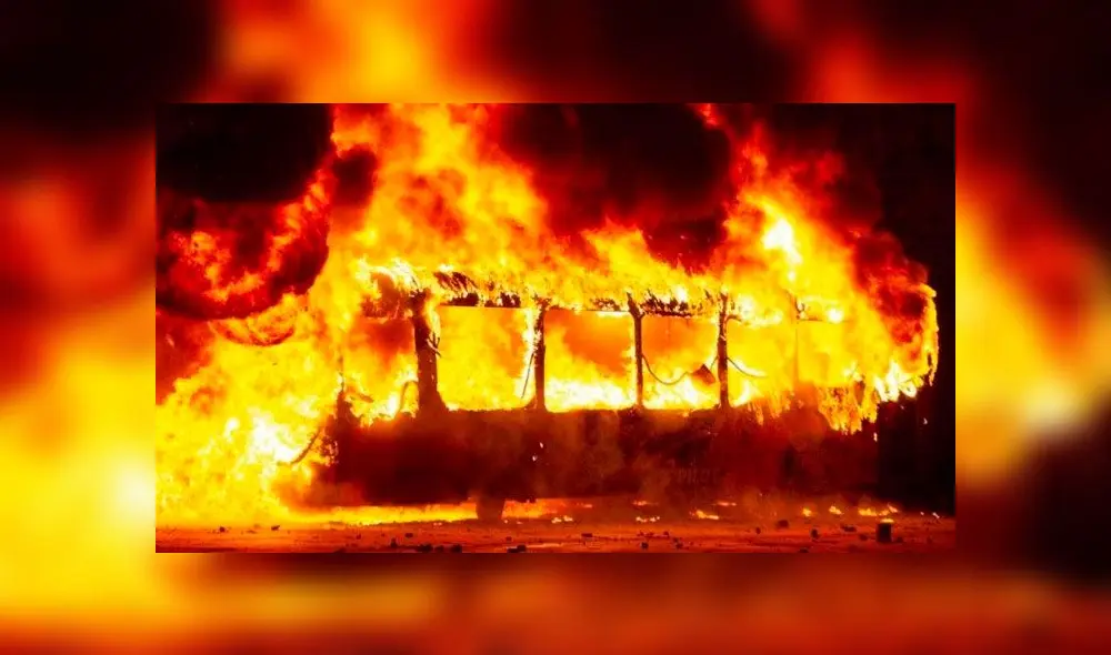 Los manifestantes -en su mayoría estudiantes- desataron su ira con los policías. Foto: EPA.