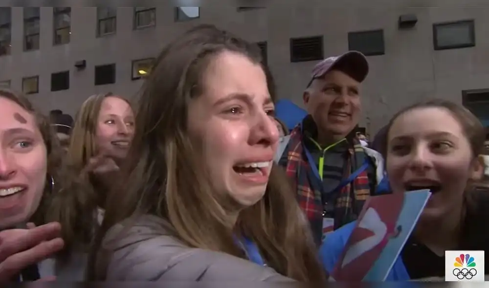 La muchacha no pudo contener la emoción y se echó a llorar frente a la multitud. El entrevistador tuvo que pedirle calma. (Foto: Captura)