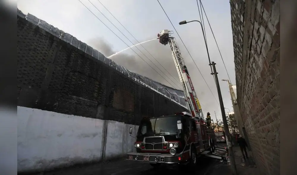 Bomberos apagan incendio en fábrica textil de Ate Vitarte. Foto: Antonio Melgarejo / La República. Bomberos apagan incendio en fábrica textil de Ate Vitarte. Foto: Antonio Melgarejo / La República.