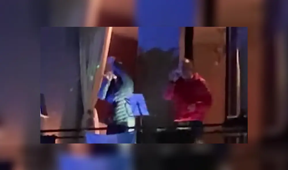 Desliza a la izquierda para ver más imágenes del concierto en balcón que se hizo viral en Facebook. Desliza a la izquierda para ver más imágenes del concierto en balcón que se hizo viral en Facebook.