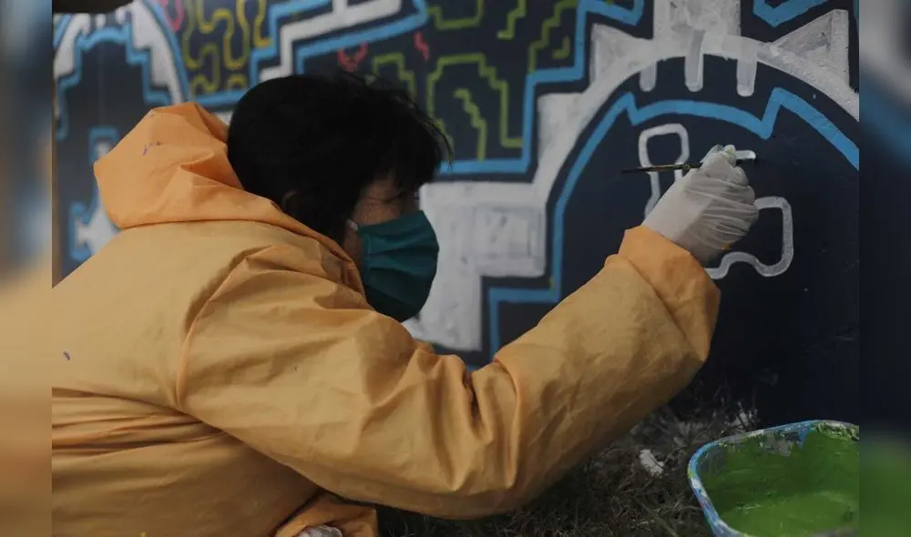 Artista de la comunidad shipiba de Cantagallo pintan mural. Foto: Jorge Cerdán/ La República.