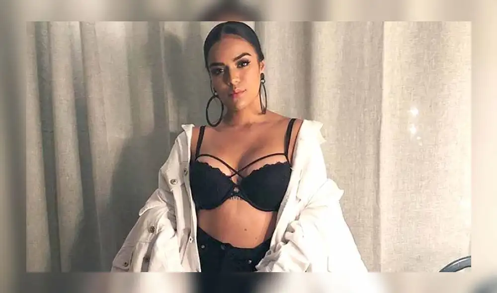 Karol G deja mudos a sus fans al quedarse desnuda en la playa