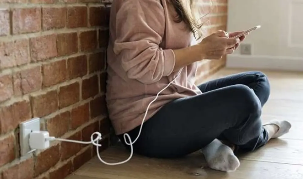 Usar tu teléfono mientras carga es uno de estos errores. Foto: Unitel Usar tu teléfono mientras carga es uno de estos errores. Foto: Unitel